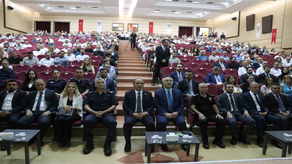 Sanal kumar tehlikesine dikkat &ccedil;eken Vali K&ouml;şger: "Benim hanımı bile kumar bağımlısı yapacaklar"
