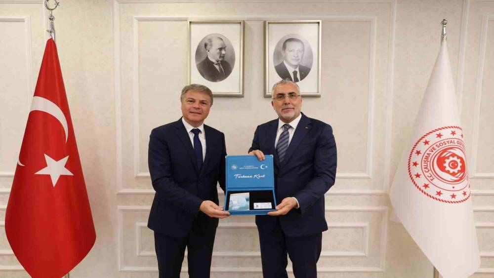 Bakan Işıkhan, Renault Group T&uuml;rkiye CEO&rsquo;su Lionel Jaillet&rsquo;ye Turkuaz Kart takdim etti
