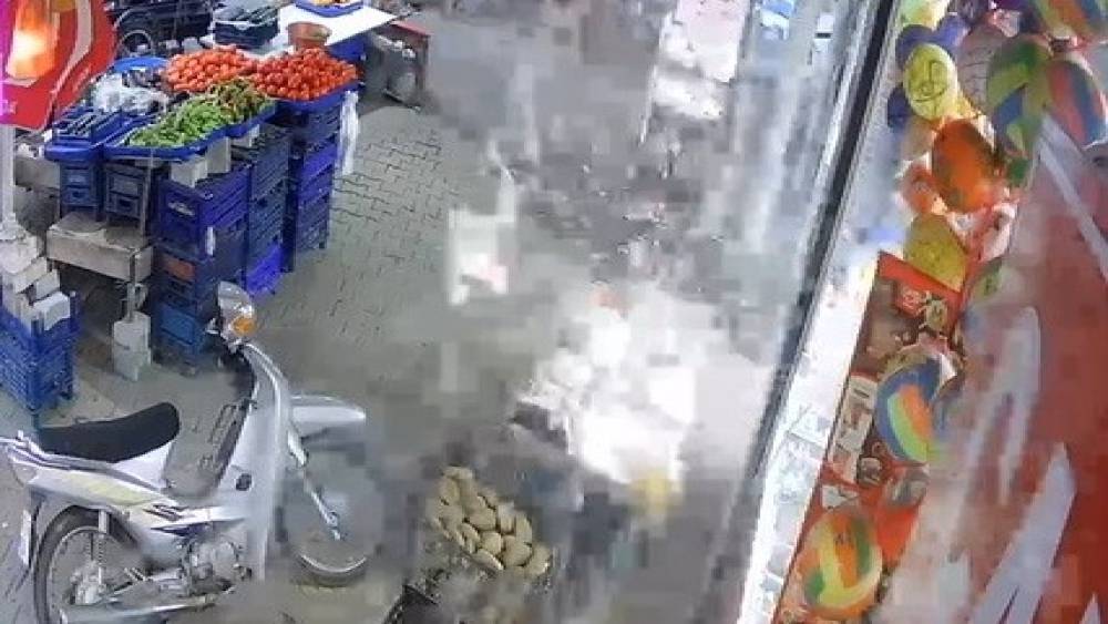 Manisa&rsquo;da sirke şişesi bomba gibi patladı
