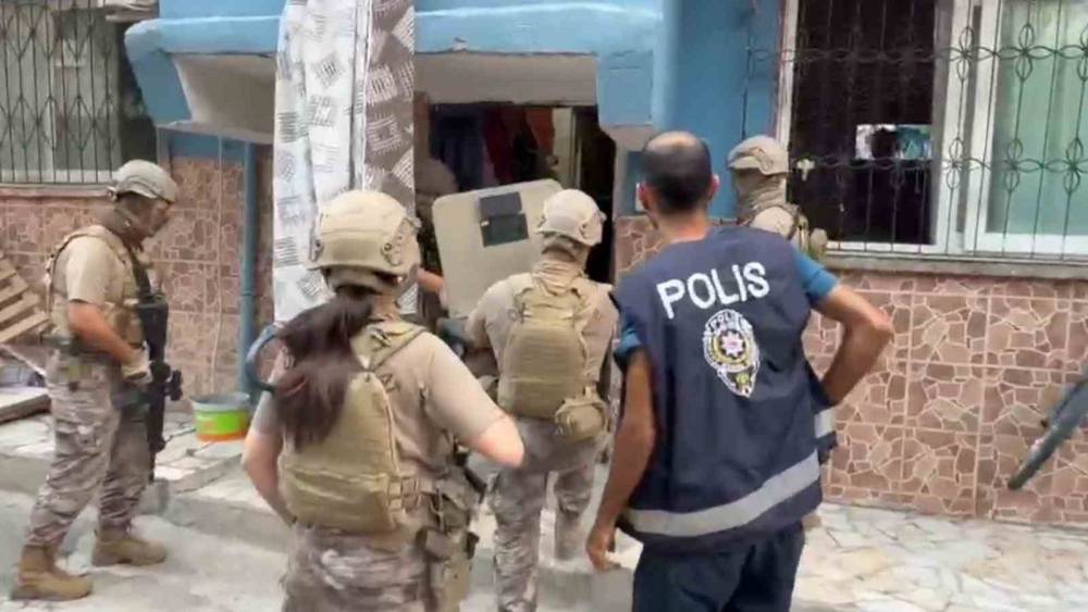 Altın zincir gasp eden ş&uuml;pheliler yakalandı: 5 tutuklama
