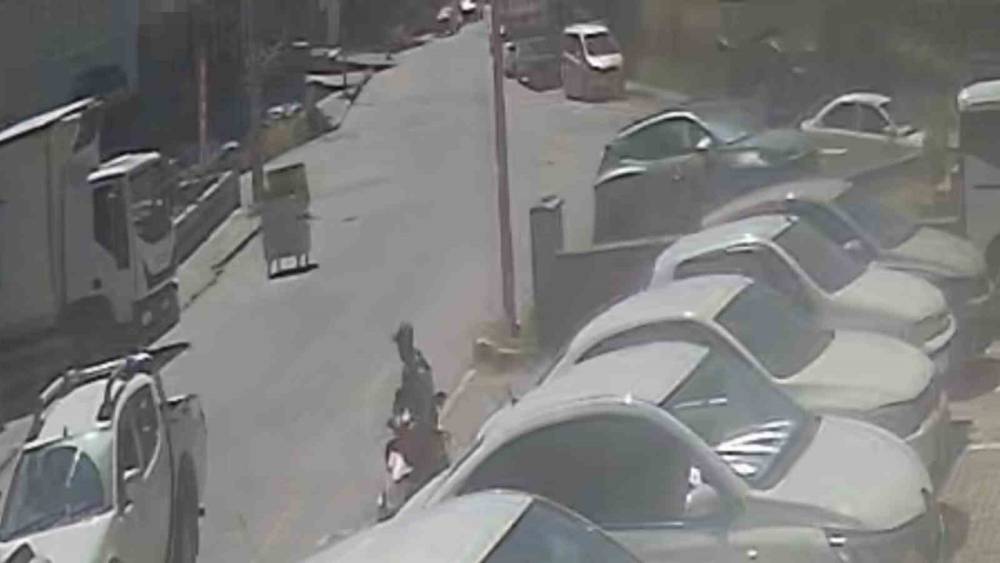 Ahlat&rsquo;ta &ccedil;&ouml;p konteyneri caddeyi birbirine kattı
