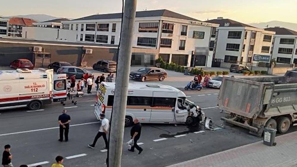 Kamyona arkadan &ccedil;arpan servisin s&uuml;r&uuml;c&uuml;s&uuml; ağır yaralandı

