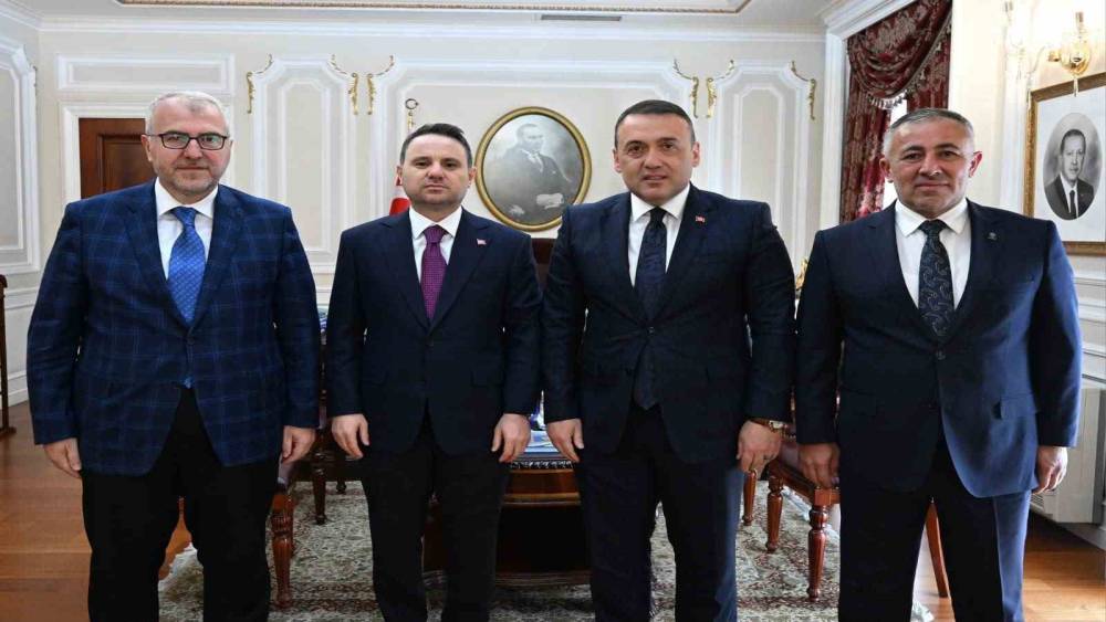 Bilecik heyeti Adalet Bakanı G&uuml;rlek ile kentteki &ccedil;alışmaları ve projeleri değerlendirdi
