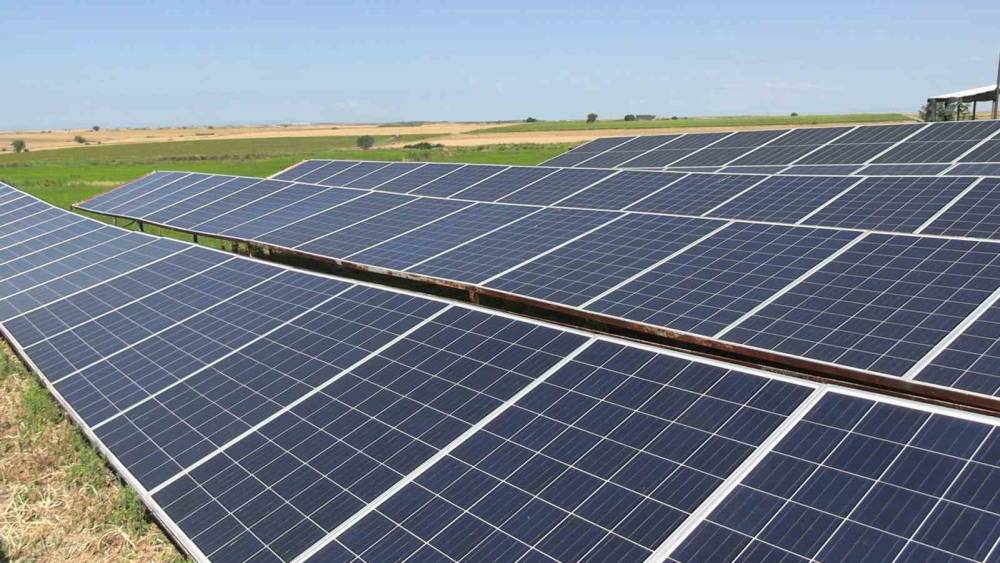 Edirne&rsquo;de &uuml;reticiler tarlasını dronla ila&ccedil;lıyor, g&uuml;neş enerjisiyle suluyor
