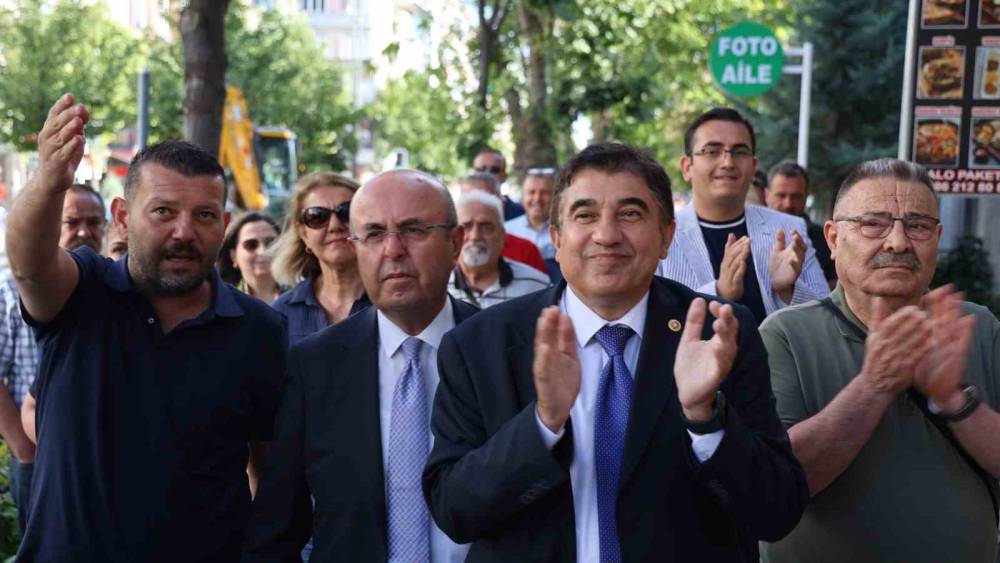 CHP&rsquo;den istifa eden Kırşehir Belediye Başkanı Ekicioğlu ve teşkilatlar Yeni Parti&rsquo;ye katıldı
