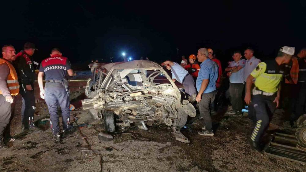 Karaman&rsquo;da iki otomobilin kafa kafaya &ccedil;arpıştı: 1 &ouml;l&uuml;, 1 yaralı

