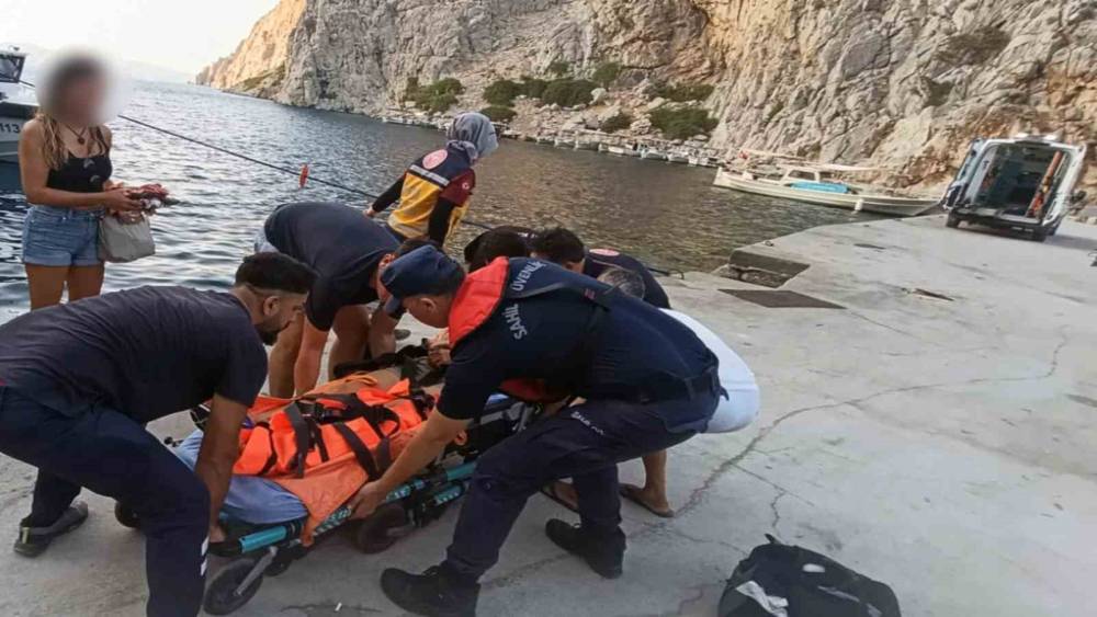 &Ouml;zel teknede yaralanan vatandaşı Sahil G&uuml;venlik ekipleri botla denizden tahliye etti

