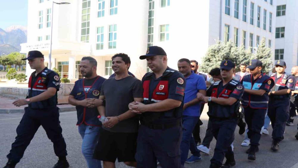 Sırıtarak girdiği adliye binasından tutuklanarak &ccedil;ıktı
