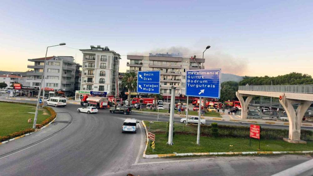 Milas&rsquo;ta 5 katlı binanın &ccedil;atısında yangın
