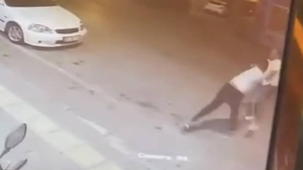 S&ouml;zl&uuml; tartışma b&uuml;y&uuml;d&uuml;, yumruklar havada u&ccedil;uştu
