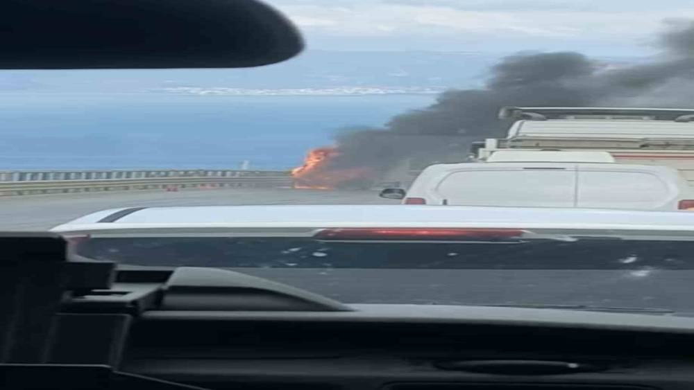 Bursa&rsquo;da kamyonet alev topuna d&ouml;nd&uuml;
