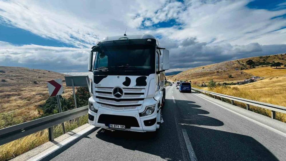 Bilecik&rsquo;te kamyon ile otomobil &ccedil;arpıştı, 1 yaralı
