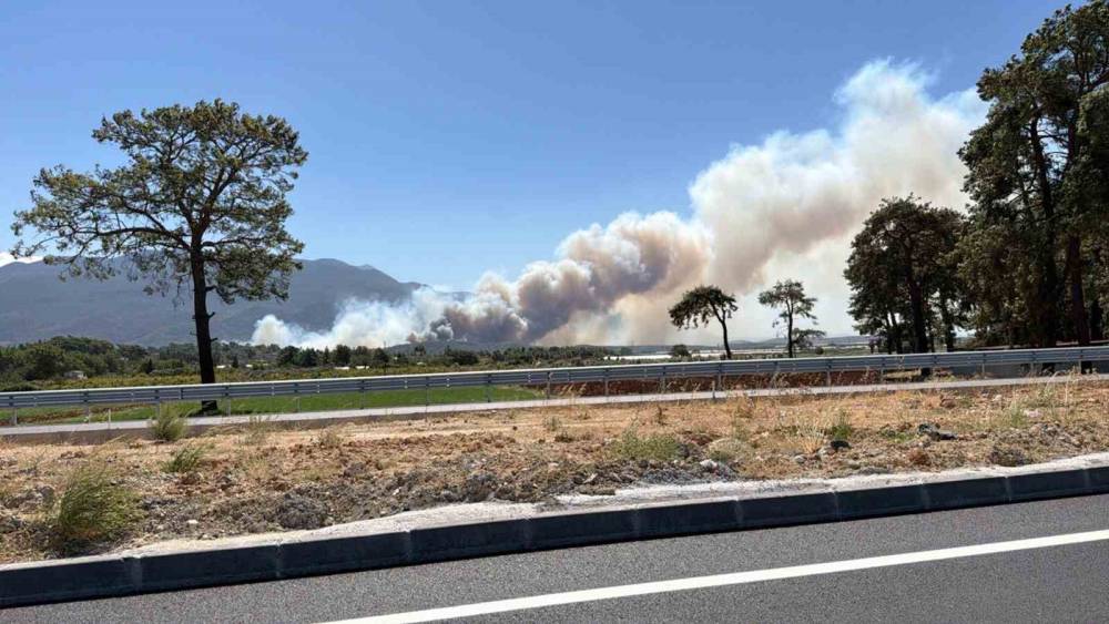 Seydikemer&rsquo;de başlayan yangın Antalya Kaş sınırlarına sı&ccedil;radı
