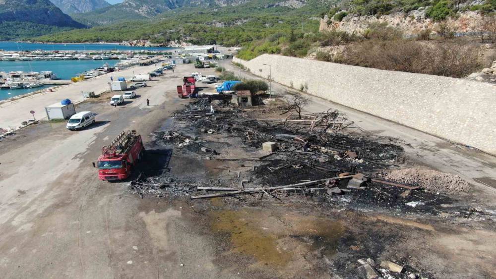 Balık&ccedil;ı Barınağı&rsquo;ndaki yangının ardından geriye demir yığınına d&ouml;nen tekneler kaldı
