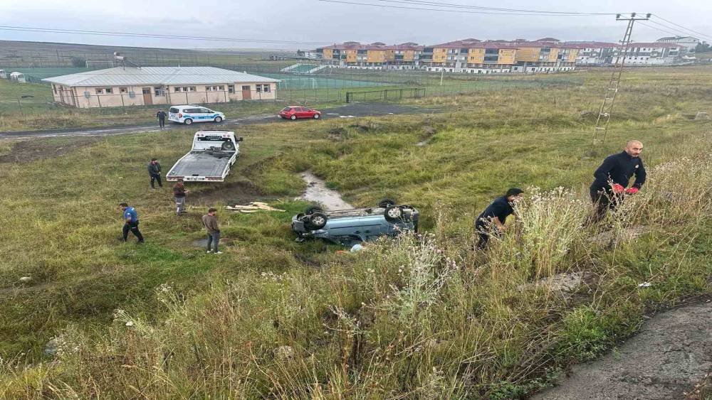 Sarıkamış&rsquo;ta yağış kazaya neden oldu: Hafif ticari ara&ccedil; şarampole devrildi, 2 yaralı
