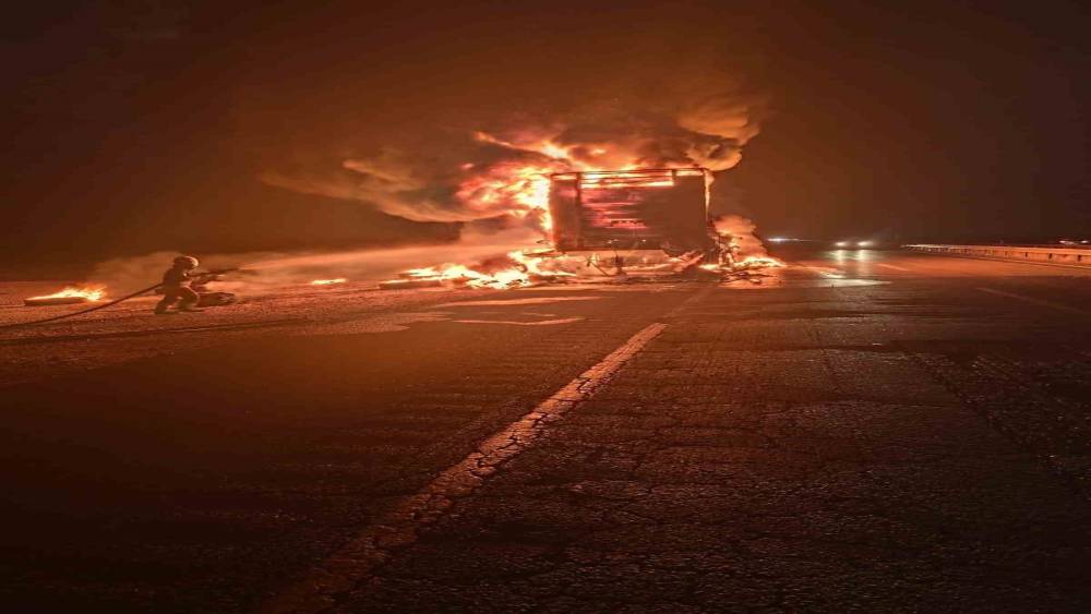 Mardin&rsquo;de lastik y&uuml;kl&uuml; tırda &ccedil;ıkan yangın s&ouml;nd&uuml;r&uuml;ld&uuml;
