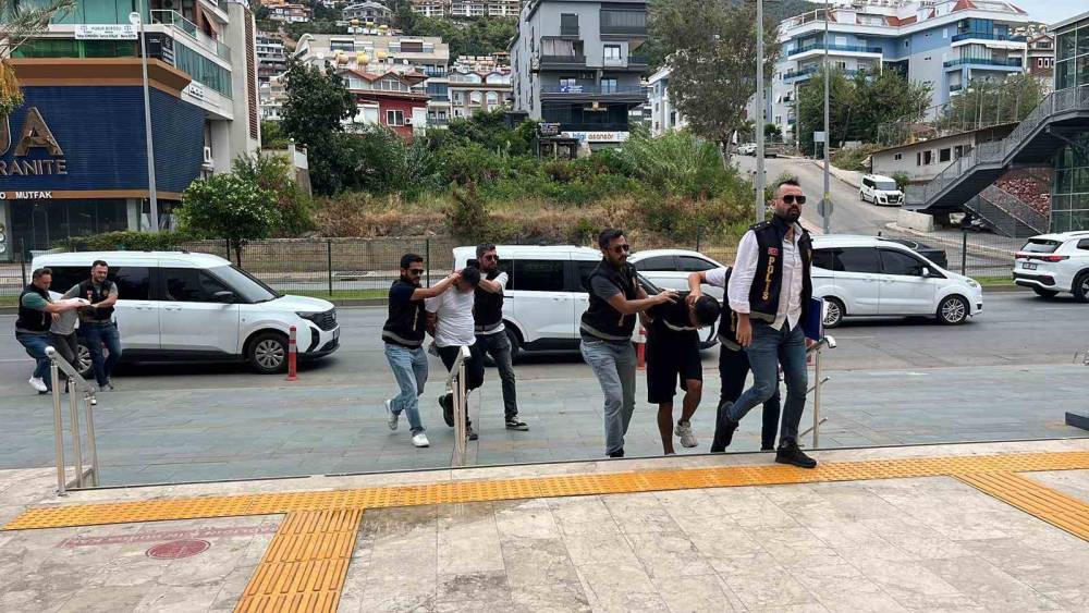 Alanya&rsquo;da d&ouml;viz b&uuml;rosundan 400 bin liralık soygunun 3 ş&uuml;phelisi adliyeye sevk edildi
