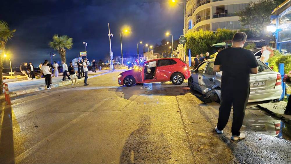Direksiyon hakimiyetini kaybetti, karşı şeritteki otomobile &ccedil;arptı: 4 yaralı
