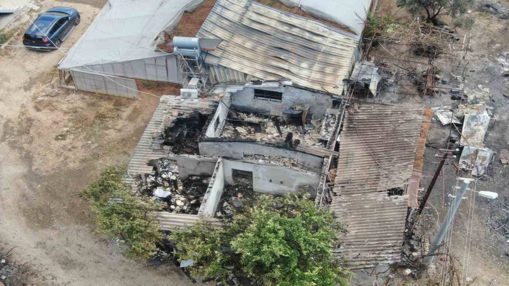 Mahalledeki yangın 80&rsquo;lik &ccedil;iftin evini ve hatıralarını yaktı
