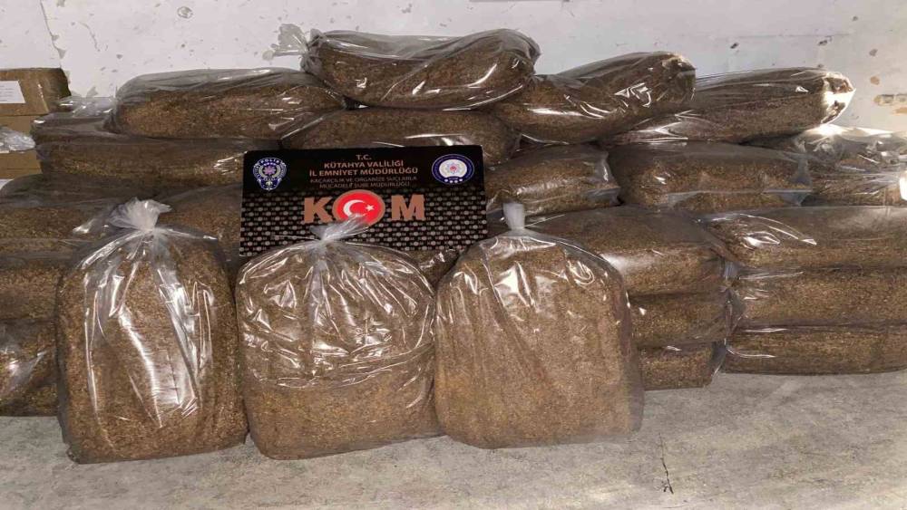 K&uuml;tahya&rsquo;da 2 araca ka&ccedil;ak&ccedil;ılık operasyonu: 1 ton 716 kilo t&uuml;t&uuml;n ele ge&ccedil;irildi
