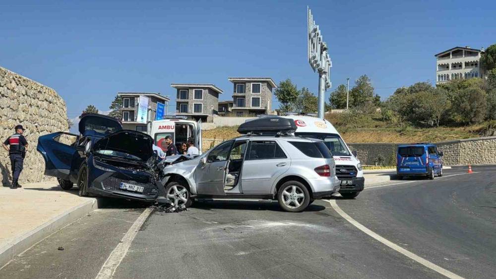Yalova&rsquo;da 2 otomobil &ccedil;arpıştı: 4 yaralı
