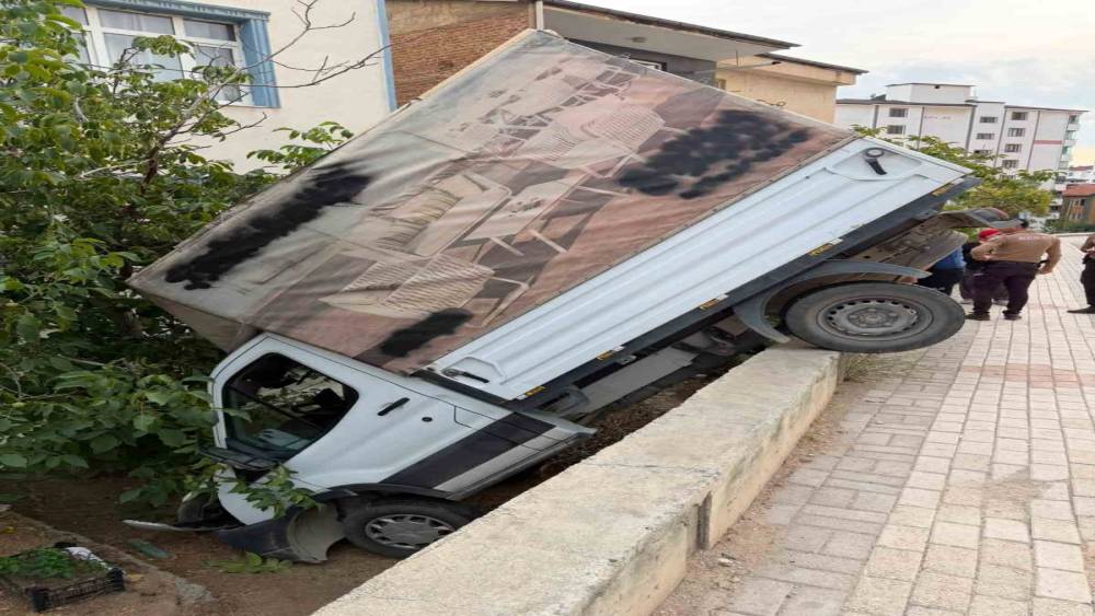 Kamyonet bah&ccedil;eye u&ccedil;tu: 1 yaralı
