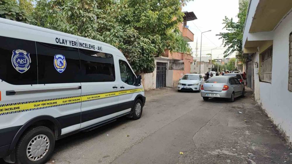 Batman&rsquo;da annesini &ouml;ld&uuml;ren şahıs, polise teslim oldu
