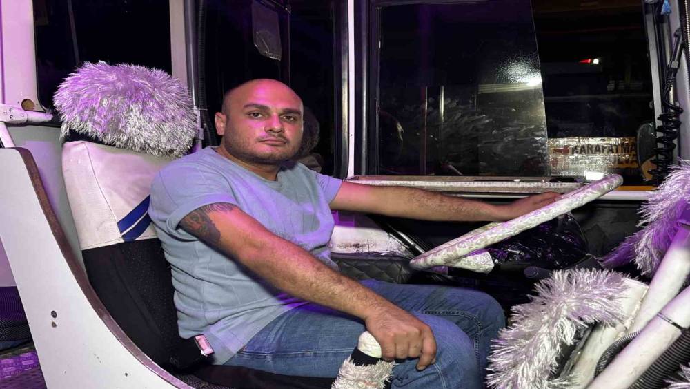 Adana&rsquo;da ambulans ve otob&uuml;s s&uuml;r&uuml;c&uuml;leri arasında "yol verme" kavgası
