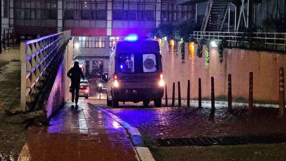 K&ouml;m&uuml;r silosuna d&uuml;şen madenci yoğun bakıma alındı
