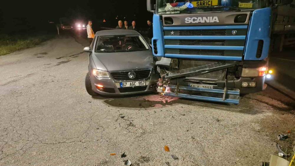 Zonguldak&rsquo;ta tır ile otomobil &ccedil;arpıştı
