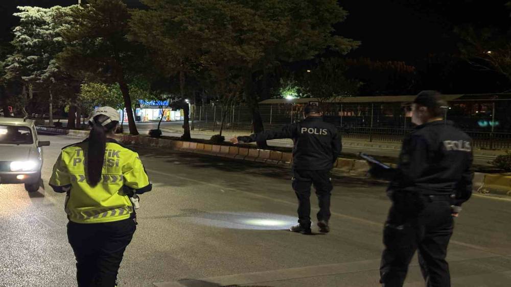 Polis ekiplerinin huzur ve g&uuml;venlik uygulamaları aralıksız s&uuml;r&uuml;yor
