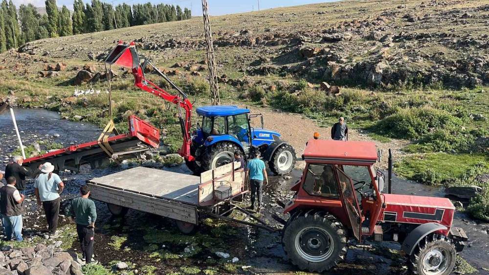 Kars&rsquo;ta k&ouml;yl&uuml;ler el ele verdi: Trakt&ouml;r r&ouml;morkunu 4 saatte dereden &ccedil;ıkardılar
