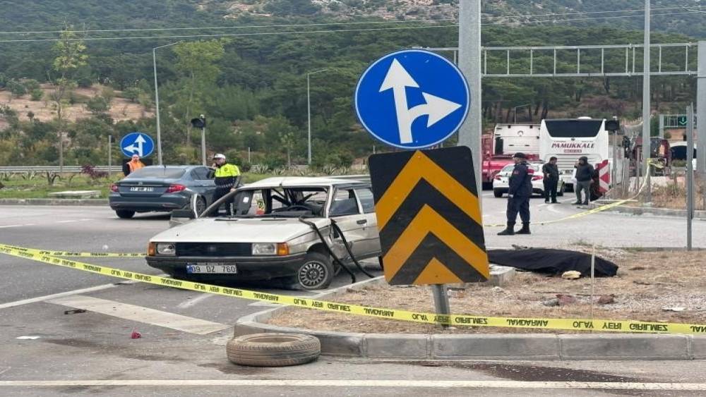 &Ccedil;anakkale&rsquo;de otob&uuml;s ile otomobil &ccedil;arpıştı: 2 &ouml;l&uuml;
