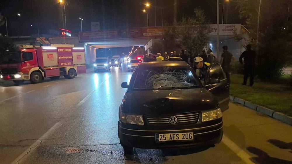 Erzurum&rsquo;da otomobilin &ccedil;arptığı gen&ccedil; kız ağır yaralandı
