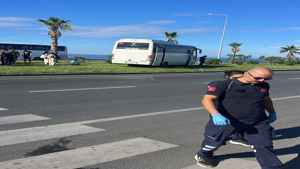 Manavgat&rsquo;ta tur otob&uuml;s&uuml; minib&uuml;sle &ccedil;arpıştı: 3 yaralı
