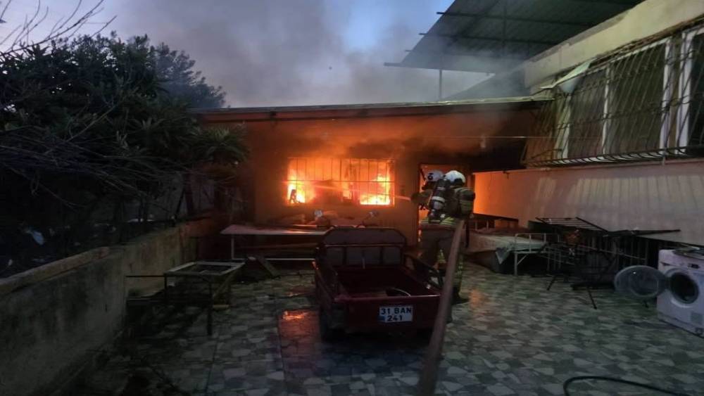 Antakya&rsquo;da evden alevler y&uuml;kseldi
