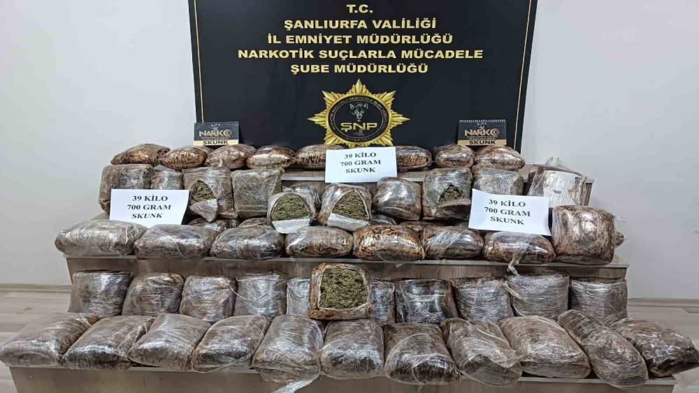 Yolcunun valizinden 39 kilo 700 gram uyuşturucu &ccedil;ıktı
