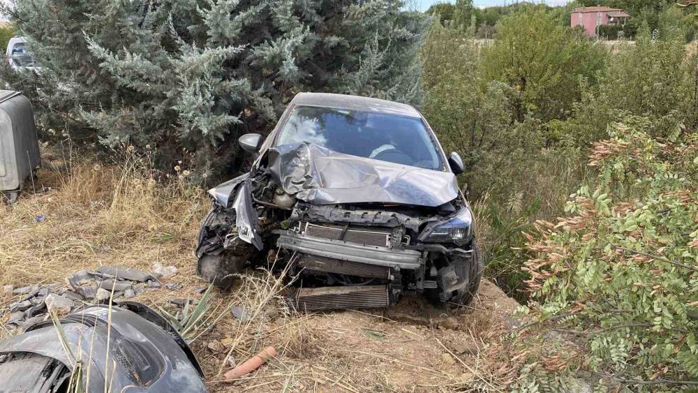 Elazığ&rsquo;da otomobil ağaca &ccedil;arptı: 4 yaralı
