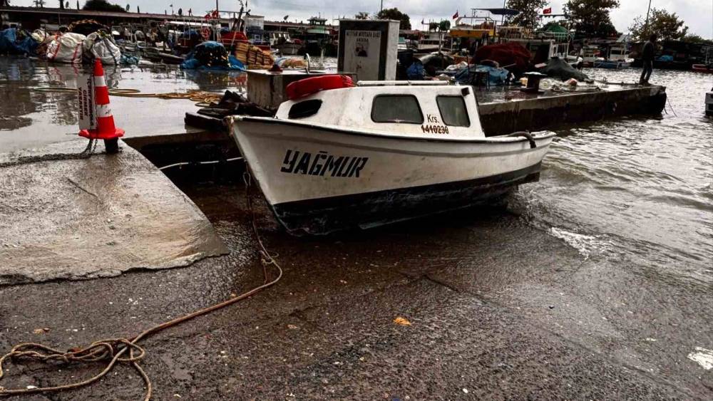Ak&ccedil;akoca&rsquo;da fırtına balık&ccedil;ı barınağını vurdu: 4 tekne battı
