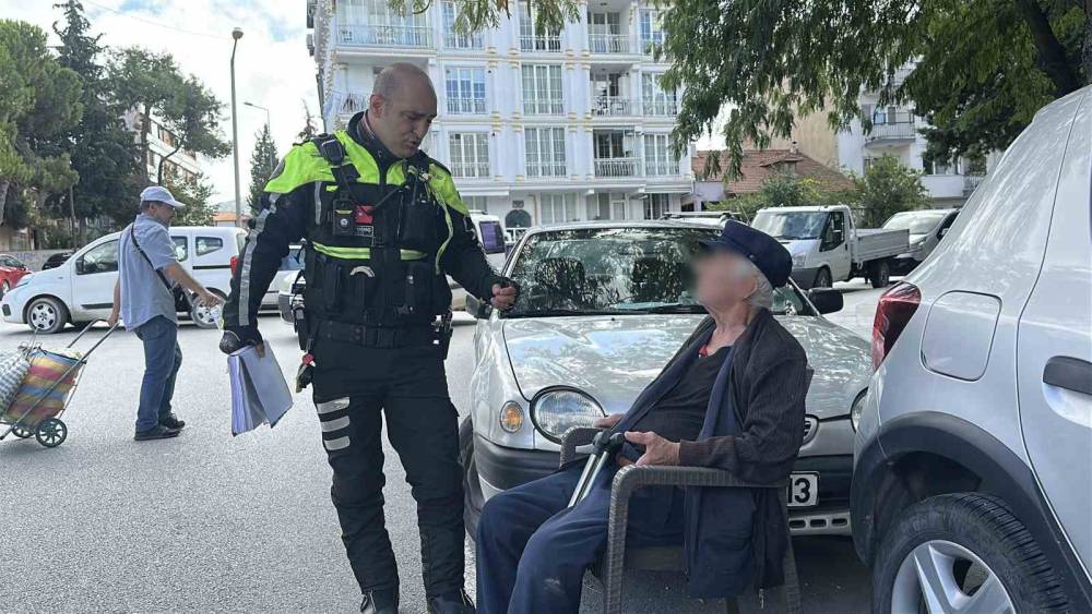 Burdur trafiğinde kızının ihbar ettiği 85&rsquo;lik dede alarmı
