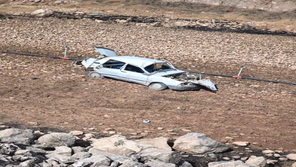 Şarampole yuvarlanan otomobildeki bebek &ouml;ld&uuml;, 6 kişi ise yaralandı
