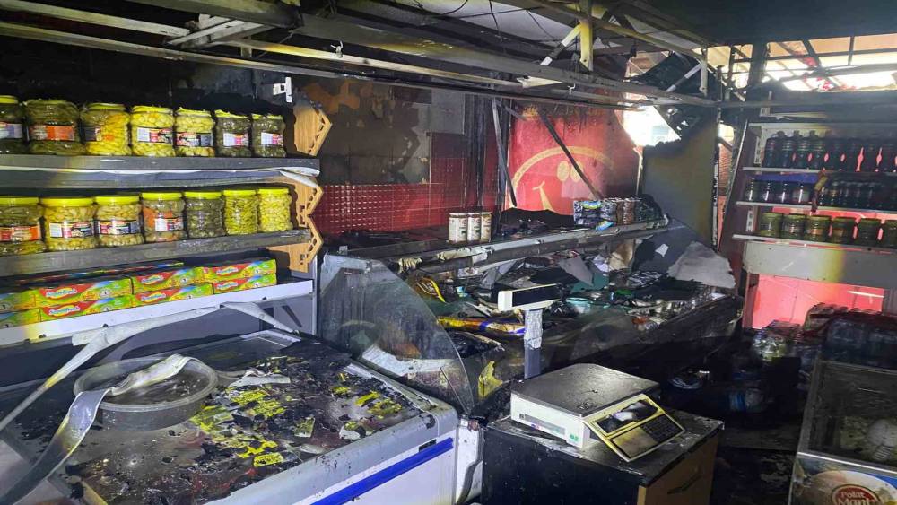 Markette yangın &ccedil;ıktı, &uuml;r&uuml;nler zarar g&ouml;rd&uuml;
