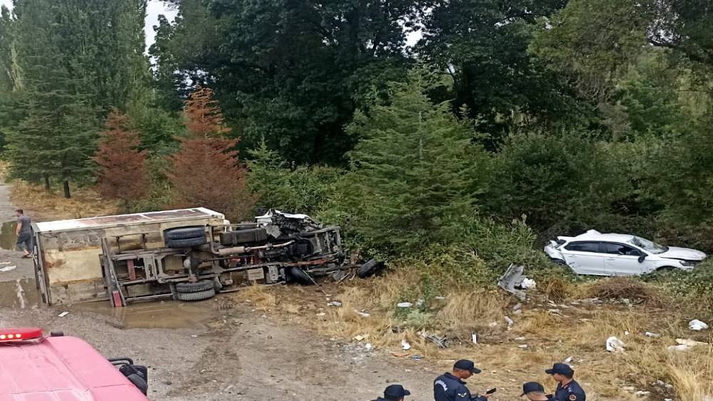 Uşak&rsquo;ta kamyonet yol kenarından duran otomobile ve dışındaki abi kardeşe &ccedil;arptı: 3 ağır yaralı
