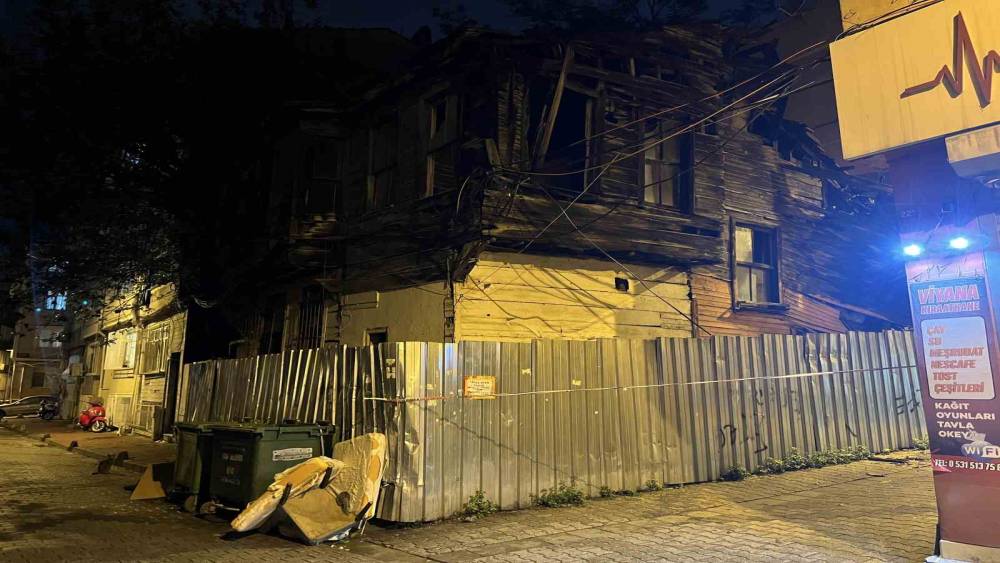 Fatih&rsquo;te ahşap ve tarihi metruk binada kısmi &ccedil;&ouml;kme

