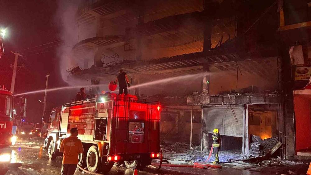 Mersin&rsquo;deki mobilya mağazası yangını s&ouml;nd&uuml;r&uuml;ld&uuml;
