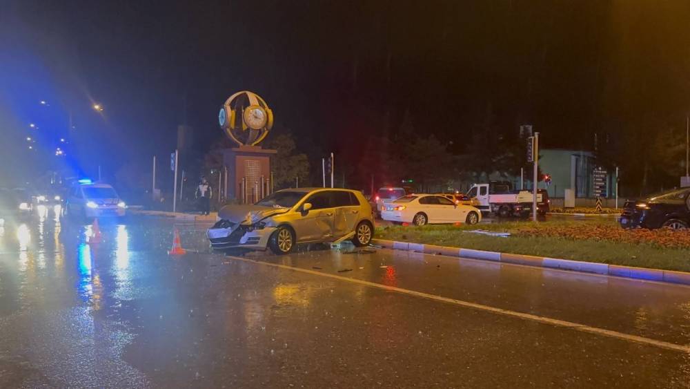 Erzincan&rsquo;da sağanak yağış sonrası trafik kazası: 3 yaralı
