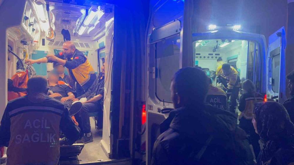 Hakkari&rsquo;de d&uuml;zensiz g&ouml;&ccedil;menleri taşıyan minib&uuml;s dereye u&ccedil;tu: 20 yaralı
