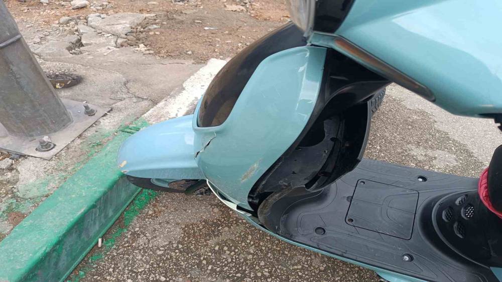Motosiklet yayaya &ccedil;arptı, ikisi de metrelerce s&uuml;r&uuml;klendi; O anlar kamerada
