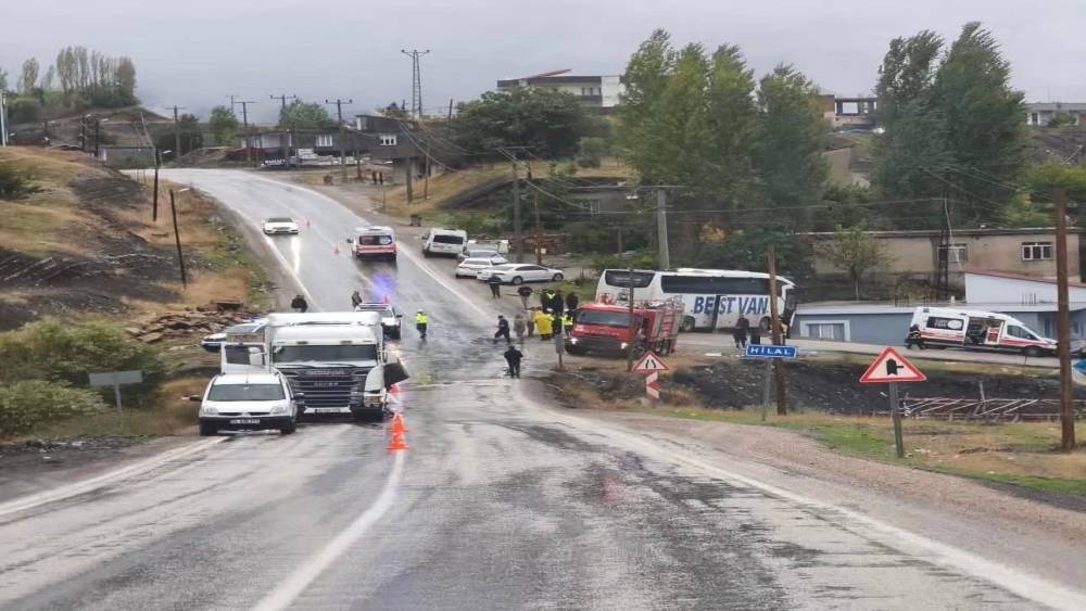 Şırnak&rsquo;ta otob&uuml;s ile tır &ccedil;arpıştı: 15 yaralı
