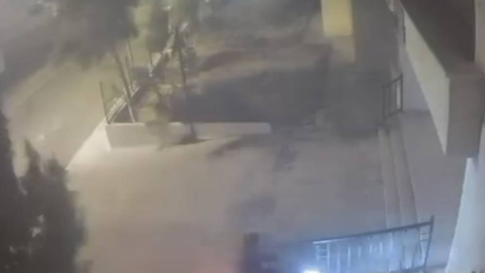 Mardin&rsquo;de devrilen ağa&ccedil;tan 10 saniyeyle kurtuldu: O anlar kamerada
